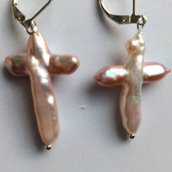 Genuine pearl cross earrings.  Lusterous freshwater pink.  Silver lever … - Picture 2 of 4